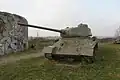 Tank T-34/85 v blízkosti srubu