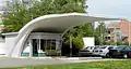 Jedna ze sítě velmi originálních čerpacích stanic CalTex krytá vlnou z betonové skořepiny, Hannover-Badenstedt, Německo 1957