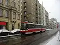 Tramvaj projíždějící Hybešovou ulicí v prostoru předměstí Silniční