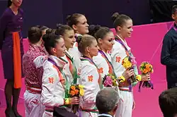 Běloruské gymnastky včetně Ksenije Stankovičové na pódiu na LOH v Pekingu 2008