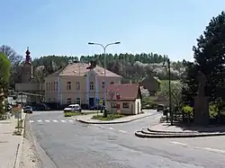Náves v Tehově, vlevo kostel sv. Jana Křtitele