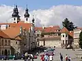 Náměstí Zachariáše z Hradce, vlevo kostel Jména Ježíš, vpravo zámek