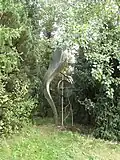 Kovová plastika Tepelná energetika (1986) od Jiřího Prachaře nedaleko vjezdu do teplárny[2]