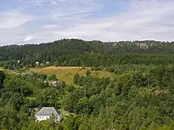 Osada Skály, dole zámeček, v pozadí skaliska vrcholu Čáp