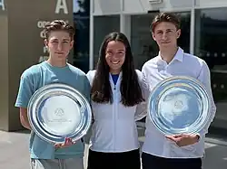 Tereza Valentová s bratranci Janem Valentou (vlevo) a Michalem Valentou (vpravo) drží trofeje z French Open 2024 za tituly ve dvouhře a čtyřhře dívek.