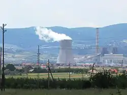 Chladicí věž jednoho z bloků elektrárny Kosovo B