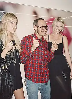 Rukopisem autora jsou autoportréty s modelkami nebo celebritami
