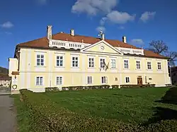 Tetín (u Berouna) - zámek čp. 1 (stav duben 2025) (2).jpg
