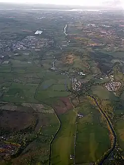 Pohled z výšky nad pevností Auchendavy směrem k farmě Shirva, vesnici Twechar a Firth of Forth