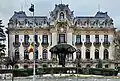 Palác Cantacuzino v Bukurešti s dvěma kolosálními sousošími nad portálem