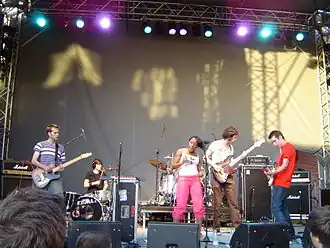 The GO! Team během vystoupení ve Stockholmu v roce 2004
