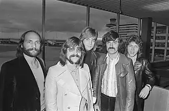 The Moody Blues na letišti Schiphol v Amsterdamu v roce 1970; zleva: Mike Pinder, Graeme Edge, Justin Hayward, Ray Thomas, John Lodge.
