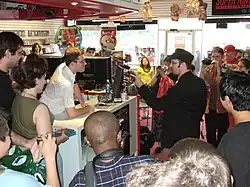 Doug Walker jako Nostalgia Critic (v černém) se svým úhlavním nepřítelem, internetovým kritikem Angry Video Game Nerd