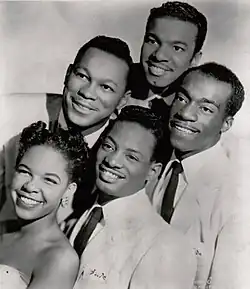 Herb Reed (první z prava) s členy The Platters z roku 1955