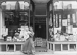 Christina Broom: Putney a Fulham před obchodem a kanceláří WSPU, Londýn, 1910
