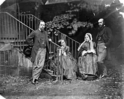 Rodina Rossettiových v roce 1865; zleva: Dante Gabriel Rossetti, Christina, Mrs. Rossetti a William Michael