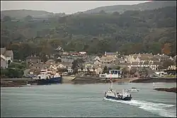 Strangfordská úžina - pohled na přístav Strangford s trajekty do Portaferry na poloostrově Ards