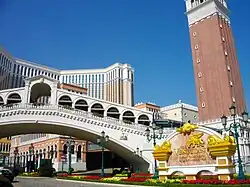 Most a luxusní hotel The Venetian na ostrově Cotai