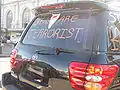 Nápis Jews are terrorist („Židé jsou terorista“) (sic!) na autě v době protestů proti izraelskému bombardování pásma Gazy (San Francisco, leden 2009).