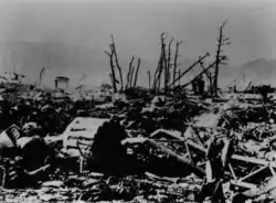 Centrální část ulice Hondori, Hirošima, rozházené mrtvoly, 7. srpna 1945