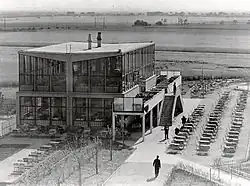 Nová restaurace na letišti v Lipsku/Halle. Postavil 1930–1931 Hans Wittwer (1894–1952), kolem 1934.