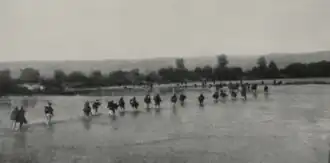 Hlídka srbského 21. pěsího pluku překračuje řeku Vardar (9. září 1918)