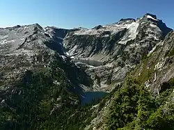 Ledovcová Thorntonova jezera na svahu hory Mount Triumph.
