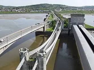 Pohled na visutý most z hradu; vlevo Conwy Road Bridge, vpravo Conwy Railway Bridge