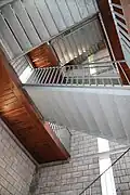 Pohled do nitra rozhledny se schodištěm