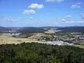 V popředí Drásov, za ním rozvodna Čebín, vzadu Tišnov a Předklášteří