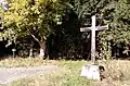 Kříž u lesní cesty