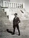 Tito Chini u paty schodů vedoucích ke vchodu do věže, 1926