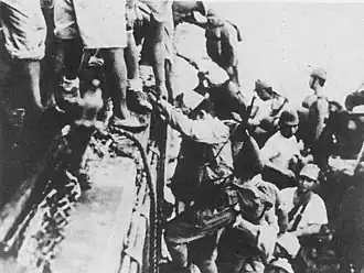 Japonští vojáci se naloďují na torpédoborec Tokijského expresu někdy v roce 1942
