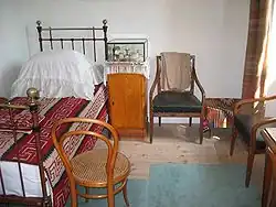 Postel a noční stolek Lva Nikolajeviče Tolstého (Jasná Poljana)