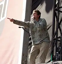 Tom Hingley při vystoupení Inspiral Carpets na V Festival, 2003