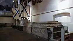 Hroby uvnitř katedrály