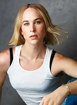 Tommy Dorfmanová (26. července 2022)