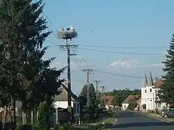 Čapí hnízdo a evangelický kostel v Tompaládony