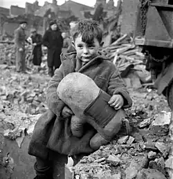 Toni Frissellová: Opuštěný chlapec drží plyšovou hračku uprostřed trosek po německém leteckém bombardování Londýna, 1945