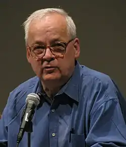 Tony Conrad během oslavy 35. výročí založení fakulty mediálních studií na Buffalské univerzitě, 2. května 2009