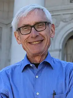 Tony Evers v březnu 2018