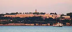 Pohled na palác Topkapi z bosporského břehu