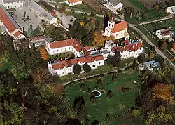 Sajnovicsův zámek, vedle něhož stojí římskokatolický kostel Zvěstování Panny Marie z let 1758 až 1760