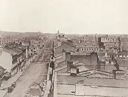 Pohled na východ podél King Street. Na severní straně ulice je vidět katedrála sv. Jakuba, která v té době ještě neměla věž. Přes ulici je vidět St. Lawrence Hall
