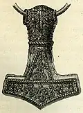 bohatě zdobené kladivo (výška 4,6 cm) ze švédského ostrova Öland, dnes ve Švédském Národním muzeum historie
