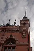 Věžička s datem uvedení budovy do provozu
