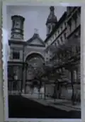 Torzo synagogy po r. 1945. Viditelné je poškození levé věže a části průčelí, nicméně ne takové, aby bylo celou stavbu nutno odstřelit, jak posléze učinil komunistický režim