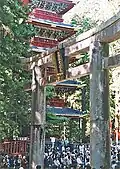 Brána torii a pagoda u vchodu do Tóšógú