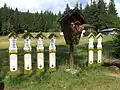 Šest umrlčích prken a kříž u cesty na cestě mezi Brennes a Mooshütte, Bavorský les (2012)
