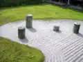 Východní zahrada Hojyo, Tofukuji; sloupky nahrazující kameny v moderní stylizované variantě karesansui